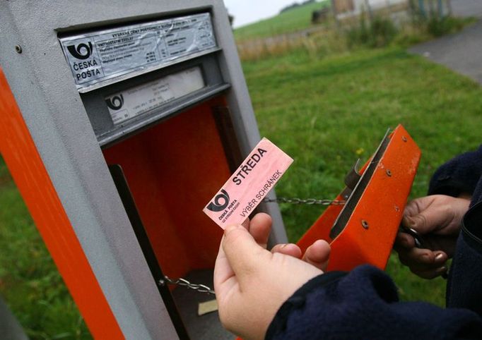 Během své objížďky kontrolují doručovatelky také poštovní schánky. Dopis nebo pohled v ní ale najdou jen zřídka. Většina lidí, kteří dopisy ještě dnes píší, jim je dá přímo do ruky, když se u nich pošťačka zastaví.