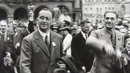 Konrad Henlein (vlevo) a sudetoněmecký radikál Karl Hermann Frank (1898-1946) patřili mezi hlavní nositele "pochodně nacismu" v příhraničních oblastech Československa sousedících s nacistickým Německem.