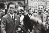 Konrad Henlein (vlevo) a sudetoněmecký radikál Karl Hermann Frank (1898-1946) patřili mezi hlavní nositele "pochodně nacismu" v příhraničních oblastech Československa sousedících s nacistickým Německem.