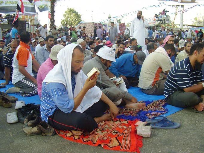 Někteří protestující v táboře přespávají, řada jich přijela z jiných míst Egypta.