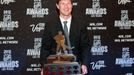 Hokejový útočník Phoenixu Coyotes Shane Doan pózuje s Mark Messier Leadership Award během předávání trofejí NHL v Las Vegas za sezónu 2011/12.