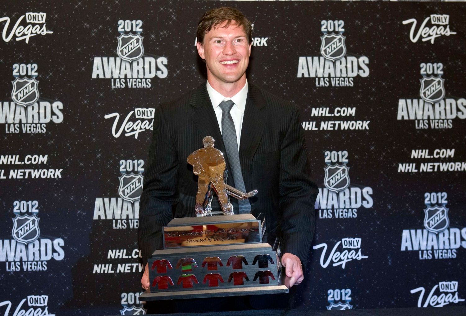 Hokejový útočník Phoenixu Coyotes Shane Doan pózuje s Mark Messier Leadership Award během předávání trofejí NHL v Las Vegas za sezónu 2011/12
