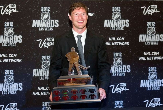 Hokejový útočník Phoenixu Coyotes Shane Doan pózuje s Mark Messier Leadership Award během předávání trofejí NHL v Las Vegas za sezónu 2011/12.