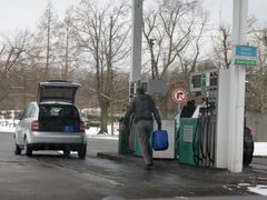 Situace v neděli 6. března. Motoristé si po natankování auta ještě čepují palivo do kanystrů.