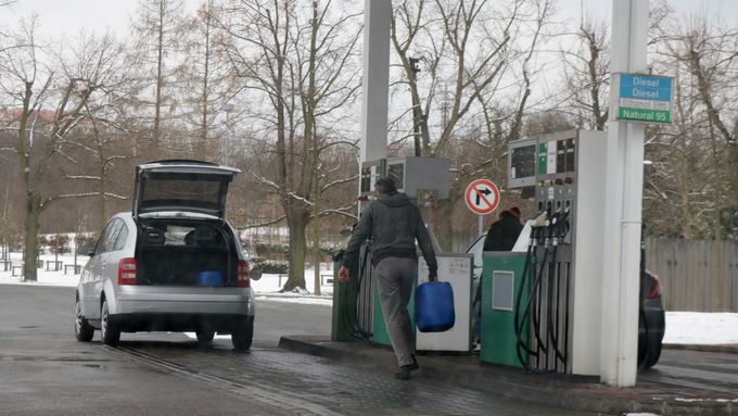 Motoristé si loni po skokovém zvýšení cen paliv kupovali mnohdy naftu a benzin do zásoby. Ilustrační foto.