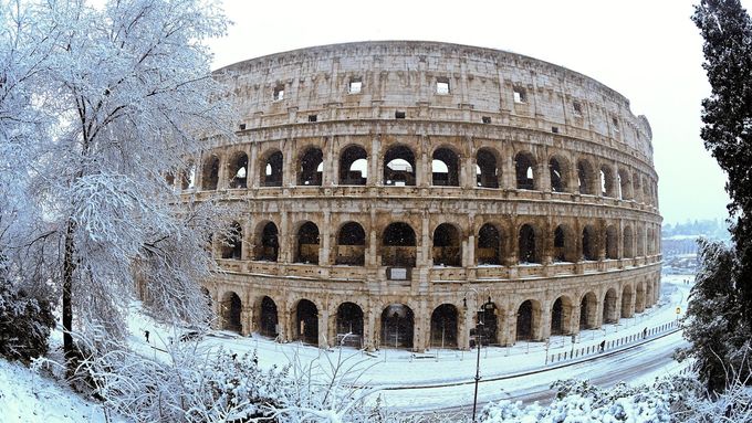 Řím zapadl po letech sněhem. Vatikánští kněží toho využili a koulovali se