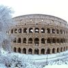 Zasněžené Koloseum v Římě.