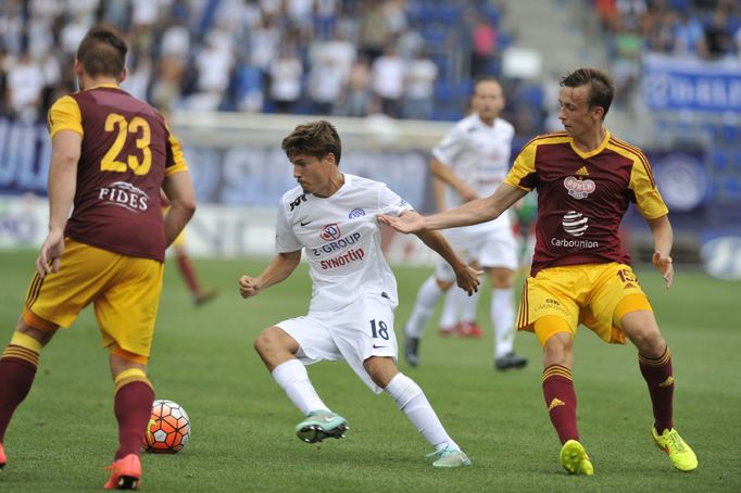 Ondřej Vrzal, Lukáš Sadílek, Daniel Tetour v souboji Dukly a Slovácka