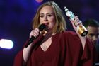 Adele ovládla hudební ceny Brit Awards. Kapelou roku se stali Coldplay