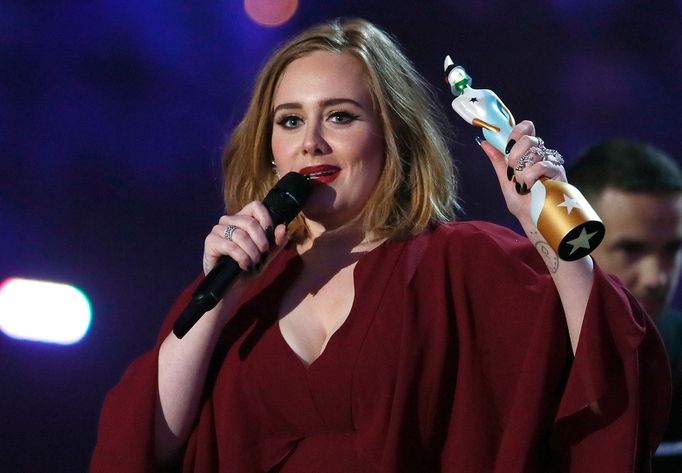 Adele přebírá jednu z cen na Brit Awards.