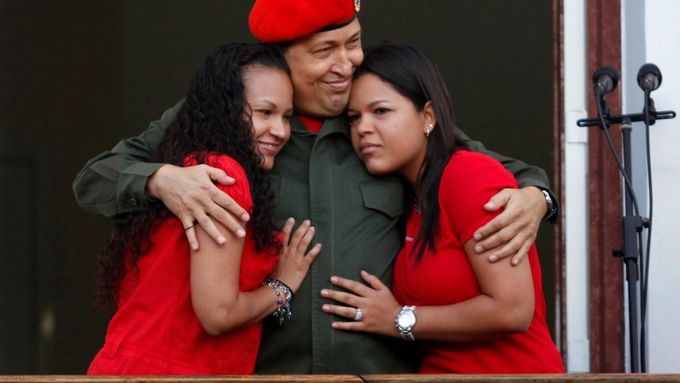 Venezuelský prezident Hugo Chávez v objetí svých dcer. Rosa (nalevo) a Maria jej takto veřejně vítali poté, co se vrátil z lékařského zákroku na Kubě.