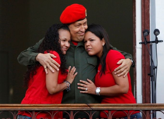 Venezuelský prezident Hugo Chávez v objetí svých dcer. Rosa (nalevo) a Maria jej takto veřejně vítali poté, co se vrátil z lékařského zákroku na Kubě.