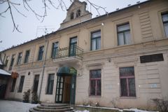 Úřady po dvou požárech uzavřely ubytovnu v Černošicích