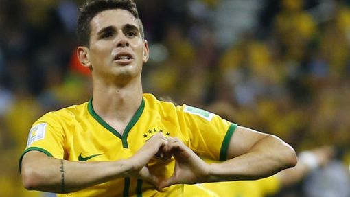Brazilec Oscar slaví gól v síti Chorvatska