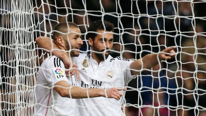 Karim Benzema a Álvaro Arbeola slaví gól v síti La Coruni.