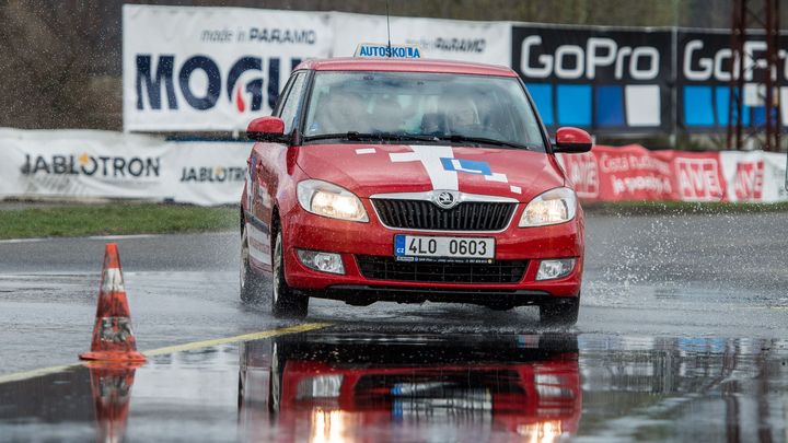 Vládní zákazy zastaví autoškoly, zdrží to tisíce studentů, skluz se nabral už v létě