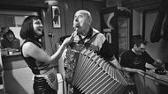 Kyje, Za Horou, 2001 
Mirka není z Kyjí, ale z Kyjiva (jak se správně na Ukrajině píše) a živí celou svoji rodinu. Ale tady, s harmonikářem, udělala výjimku.