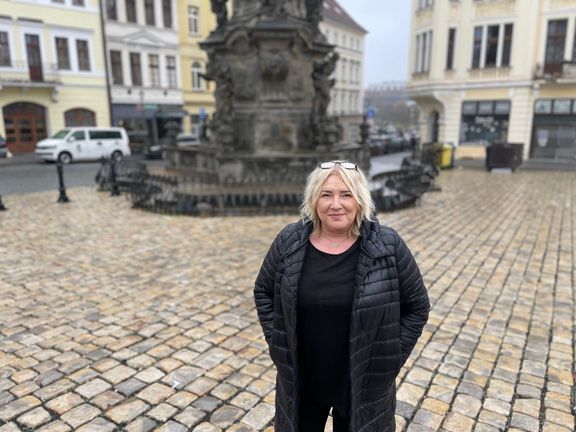 Eva Janíková na teplickém Zámeckém náměstí, kde několik dní po demonstracích mluvila k davu.