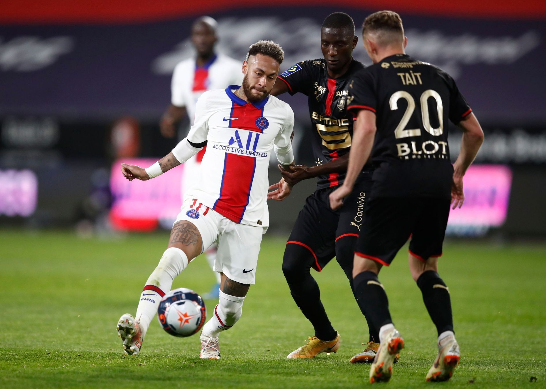 36. kolo francouzské fotbalové ligy 2020/21, Rennes - PSG: Neymar proti obraně domácích