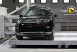 Land Rover Discovery získal ze všech vozů testovaných v této sérii nejvíce bodů (93 %) za ochranu dospělých sedících vpředu. Také děti a chodce chrání velmi dobře. Celkové vysvědčení je proto rovněž pětihvězdičkové.