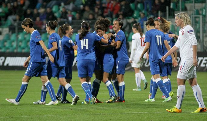 Italské fotbalistky slaví vítězství nad ČR