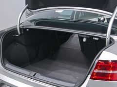 Nový superb ve verzi limuzína již bude mít jen klasické plechové víko kufru.