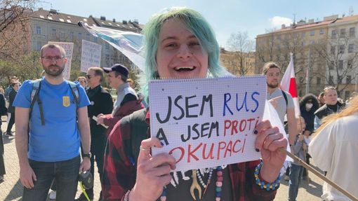 Na pražském náměstí Míru se v sobotu odpoledne sešlo několik stovek Rusů žijících v Česku, kteří chtějí vyjádřit nesouhlas s ruskou invazí na Ukrajinu.