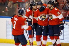 Krysy na ledě. Vrbata po dvou letech nasázel v NHL hattrick, první gól v nové sezoně má i Voráček