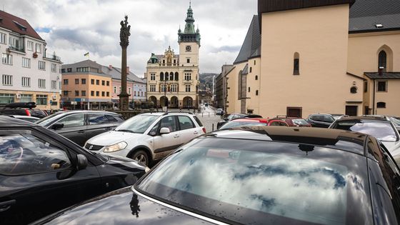 Štvou je zácpy a nadávají na turisty. Bránu do Čech dusí i cesty za levnými nákupy