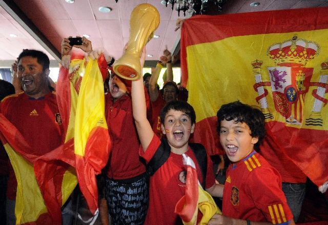Fanoušci oslavují výhru Španělska na MS (Salavador)