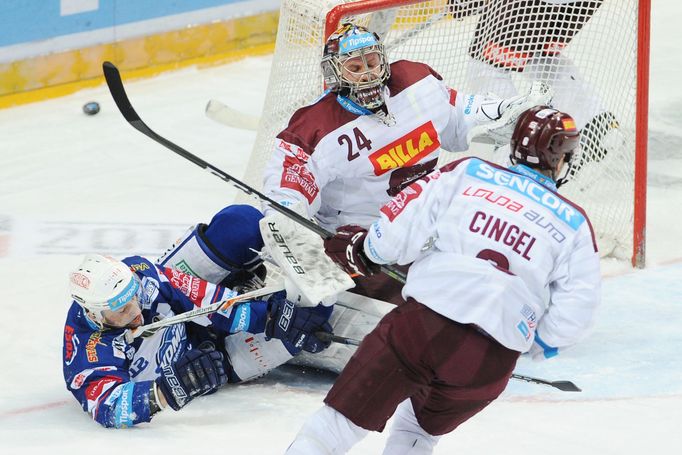 Brankář Sparty Tomáš Pöpperle (uprostřed) fauluje Leoše Čermáka (vlevo) z Komety.