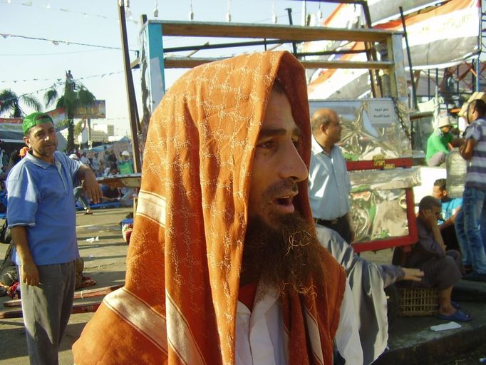 Jeden z nespokojených Egypťanů, vyznavač radikálního salafismu. Aktuálně.cz řekl, že neviní řadové vojáky, ale jejich velitele.