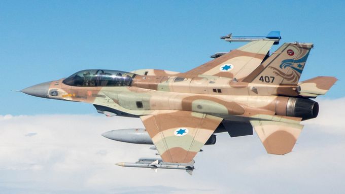 Izraelská stíhačka F-16.