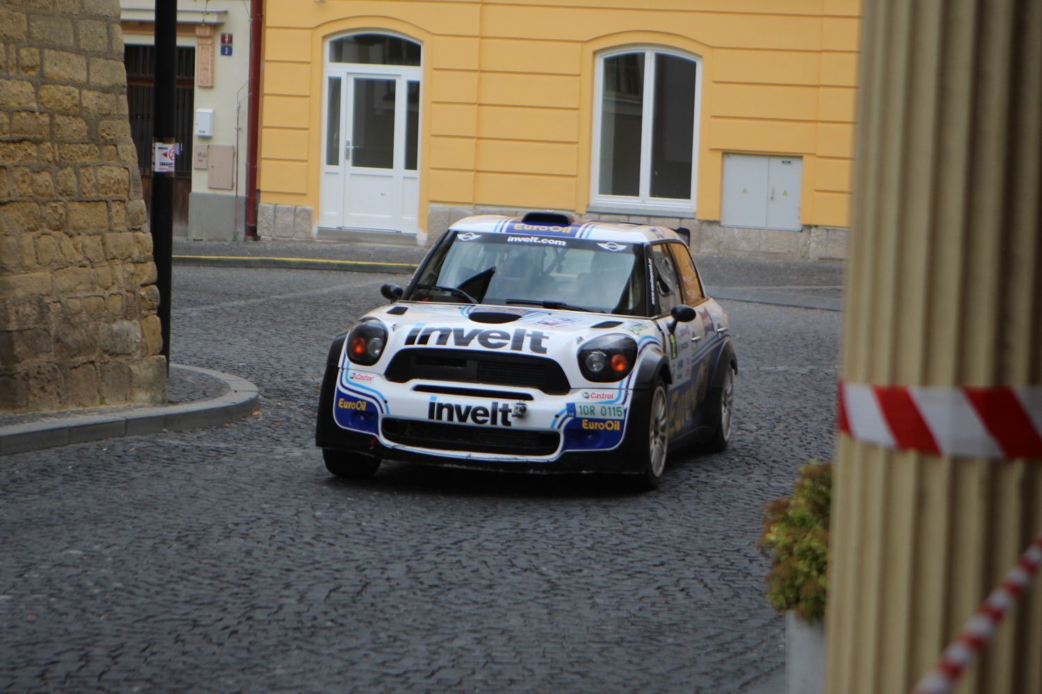 Rallye Bohemia 2014: Úřadující mistr ČR Václav Pech ve svém Mini John Cooper Works při první městské rychlostní zkoušce.