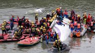 Turbovrtulový stroj ATR-72 společnosti TransAsia Airways měl zřejmě potíže s tahem motorů.