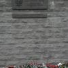 Pieta v Moskvě: Rusové nosí květiny před polskou ambasádu
