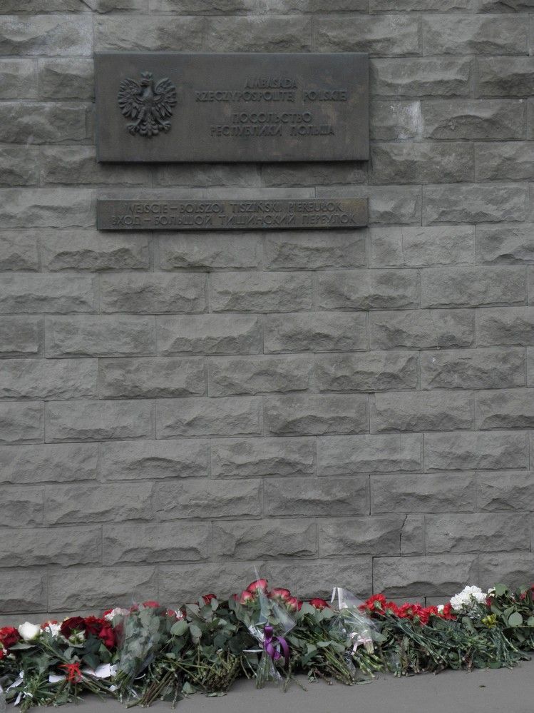Pieta v Moskvě: Rusové nosí květiny před polskou ambasádu