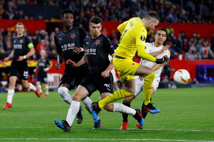 fotbal, Evropská liga 2018/2019, FC Sevilla - Slavia Praha, Ondřej Kolář odehrává míč