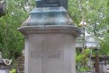 Pére Lachaise je místem odpočinku stovek slavných a známých. Díváte se na bustu nad hrobem francouzského spisovatele Honoré de Balzaca.