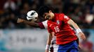 Korea - Katar (kvalifikace MS 2014) -  Ki Sung-Yueng a Khalfan Ibrahim bojují o míč.