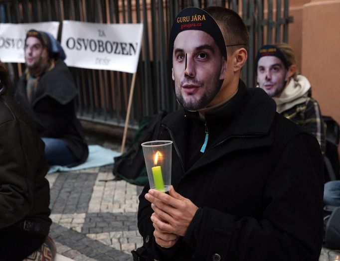 Demonstrace přívrženců guru Járy.