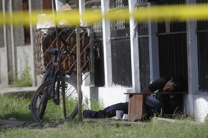 The dead body of a man is seen after he was shot by gang members in San Pedro Sula March 28, 2013. San Pedro Sula, the country's second largest city after Tegucigalpa, has a homicide rate of 169 per 100,000 people and was named the world's most violent city for a second year in a row. Lax laws allow civilians to own up to five personal guns. Arms trafficking has flooded the country with nearly 70% illegal firearms. 83.4% of homicides are by firearms, compared to 60% in the United States. Picture taken March 28, 2013. REUTERS/Jorge Cabrera (HONDURAS - Tags: CRIME LAW CIVIL UNREST HEALTH) ATTENTION EDITORS: PICTURE 31 OF 39 FOR PACKAGE 'GUN CULTURE - HONDURAS' SEARCH 'HONDURAS GUN' FOR ALL IMAGES Published: Dub. 5, 2013, 11:15 dop.