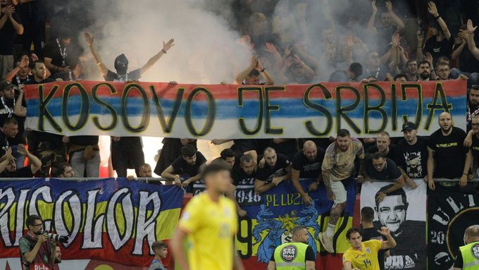 Rumunští fanoušci vyvěsili transparent "Kosovo je Srbsko".