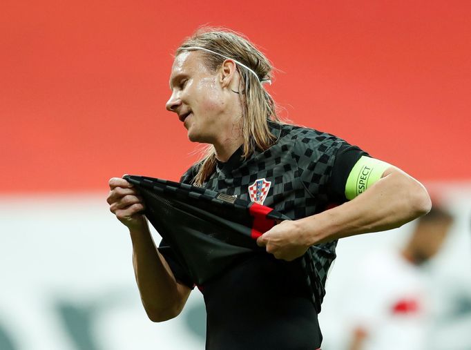 Domagoj Vida v zápase s Tureckem