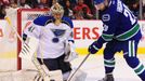 NHL: St. Louis Blues at Vancouver Canucks (Halák a Higgins)