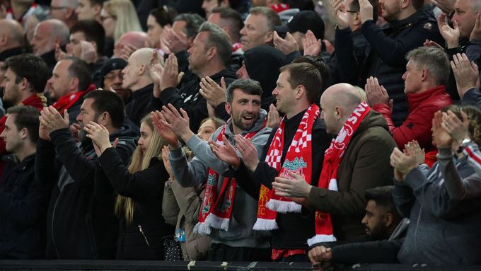 Fanoušci Liverpoolu při utkání s Manchesterem United