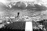 Turné čtyř můstků si uchovává velký počet příznivců i díky úchvatným scenériím, které jednotlivé můstky nabízí. Na Bergiselu v Innsbrucku se skákalo i v rámci olympiády 1964 (na snímku).