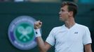 Tomáš Berdych slaví vítězství nad Jeremym Chardym v prvním kole Wimbledonu.