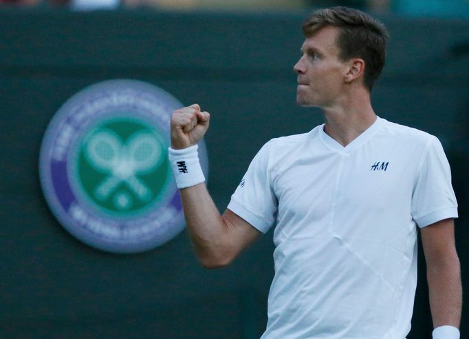 Tomáš Berdych slaví vítězství nad Jeremym Chardym v prvním kole Wimbledonu.