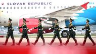 Po příletu slovenského premiéra Roberta Fica na mezinárodní letiště v Pekingu nastupuje čestná stráž na přehlídku před vojenskou slavností u příležitosti 80. výročí vítězství nad Japonskem a konce druhé světové války; úterý 2. září 2025.